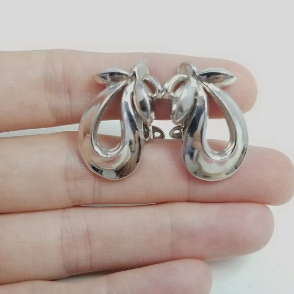 Vintage Crown Trifari Silver Tone Clip On Earrings Retro Eggplant Shape Abstract - Picture 5 of 6